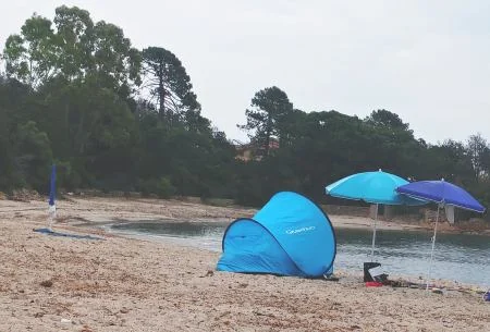 Die Decathlon-Strandmuschel 2 Seconds 0 Pop-Up am Strand mit zwei Sonnenschirmen